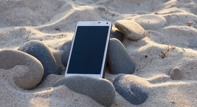 Vai viajar nas férias? Saiba quais cuidados básicos você deve ter com o celular.